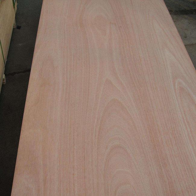 ξύλινος καπλαμάδων 4mm Okoume εμπορικού βαθμού κοντραπλακέ E1 πυρήνας λευκών κόλλας πλήρης