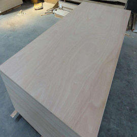 Κίνα ξύλινος καπλαμάδων 4mm Okoume εμπορικού βαθμού κοντραπλακέ E1 πυρήνας λευκών κόλλας πλήρης εργοστάσιο